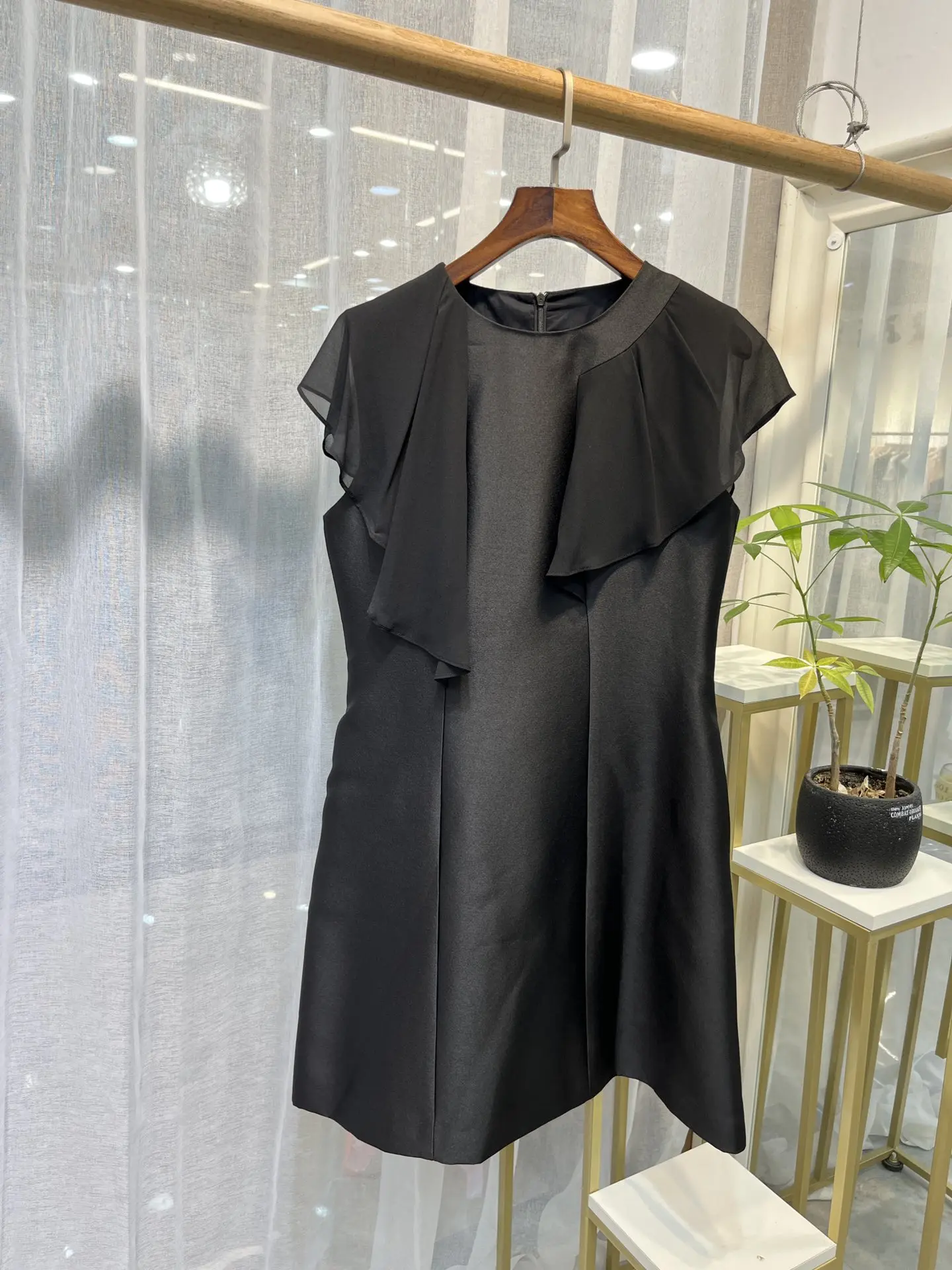 

Платье средней длины с круглым вырезом, без рукавов, на молнии сзади