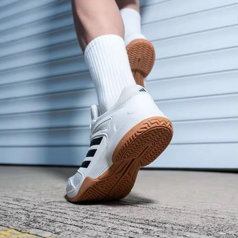 Фото Мужские кроссовки Adidas черно-белые, для тренировок, с дышащей сеткой, подошвой EVA и технологией Adiwear, на шнуровке, комфортные, для занятий спортом в помещении. №4