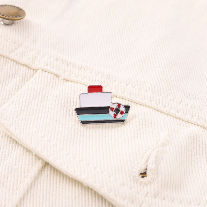 

Cartoon Friends Creativity Lapel Pins Small Ship New Year Gift Women's Brooch Christmas Badges Enamel Pin Jewelry Fashion