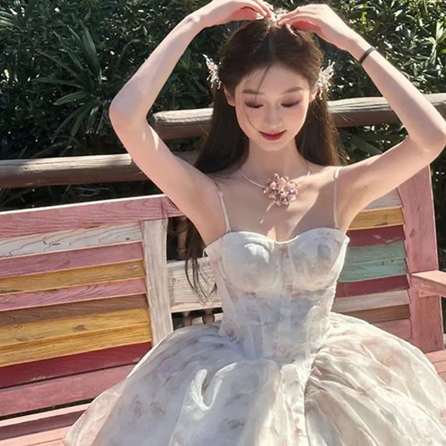 

Платье на бретельках с открытым плечом и французским принтом, Новинка лета 2023, закрытая Талия, Сказочная юбка принцессы с помпоном