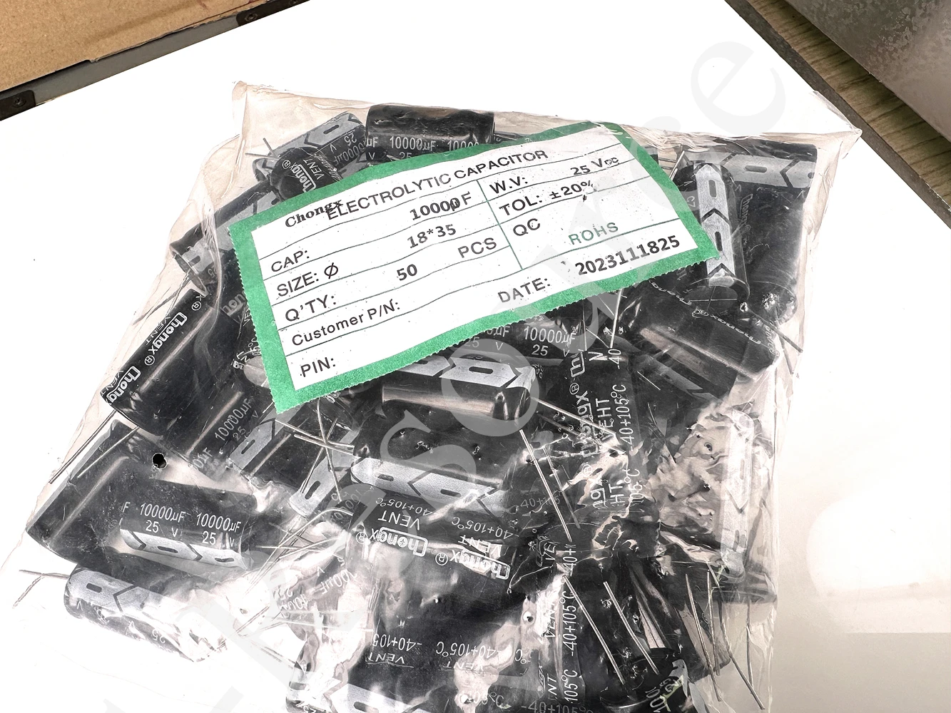 (50 шт./упаковка) 25 в 1000 0 мкФ электролитический конденсатор Алюминиевый