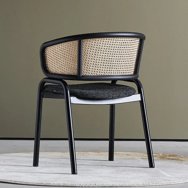 Стильный ретро стул с досками и ремешком