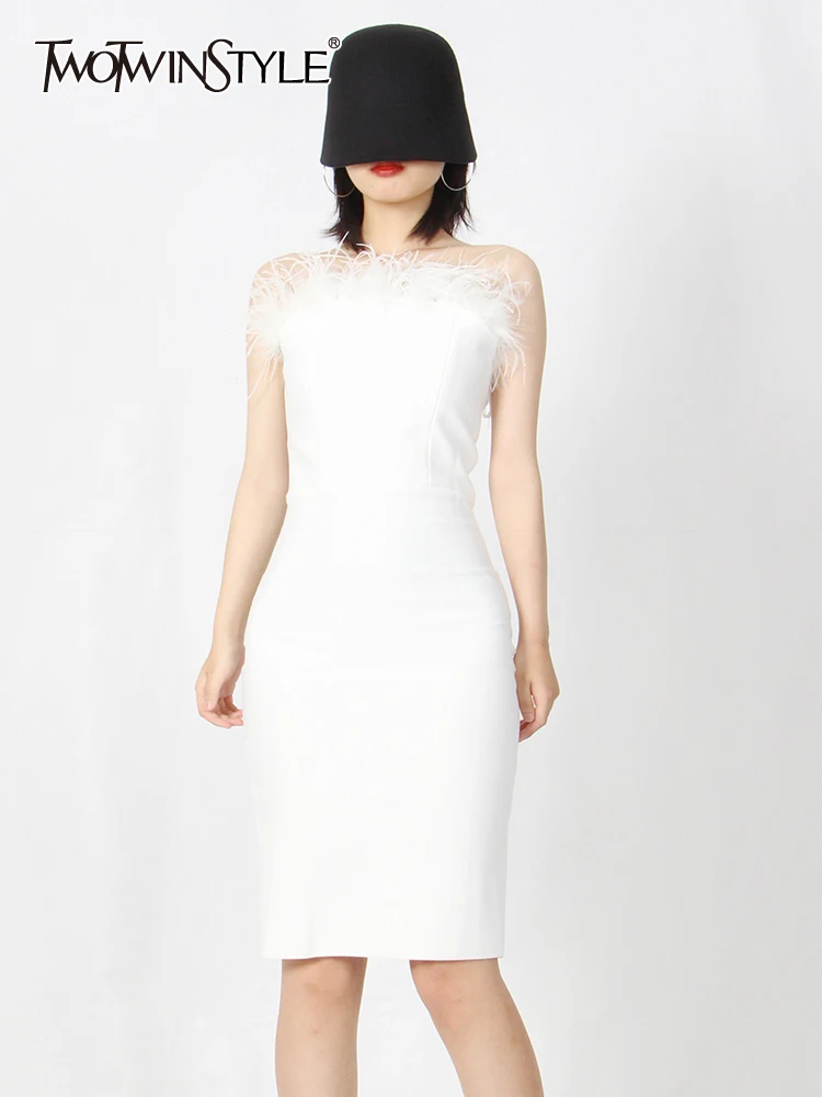 

TWOTWINSTYLE пикантные туфли из комбинированного материала платье, украшенное перьями для женщин без бретелек, без бретелек, без рукавов, со сбор...