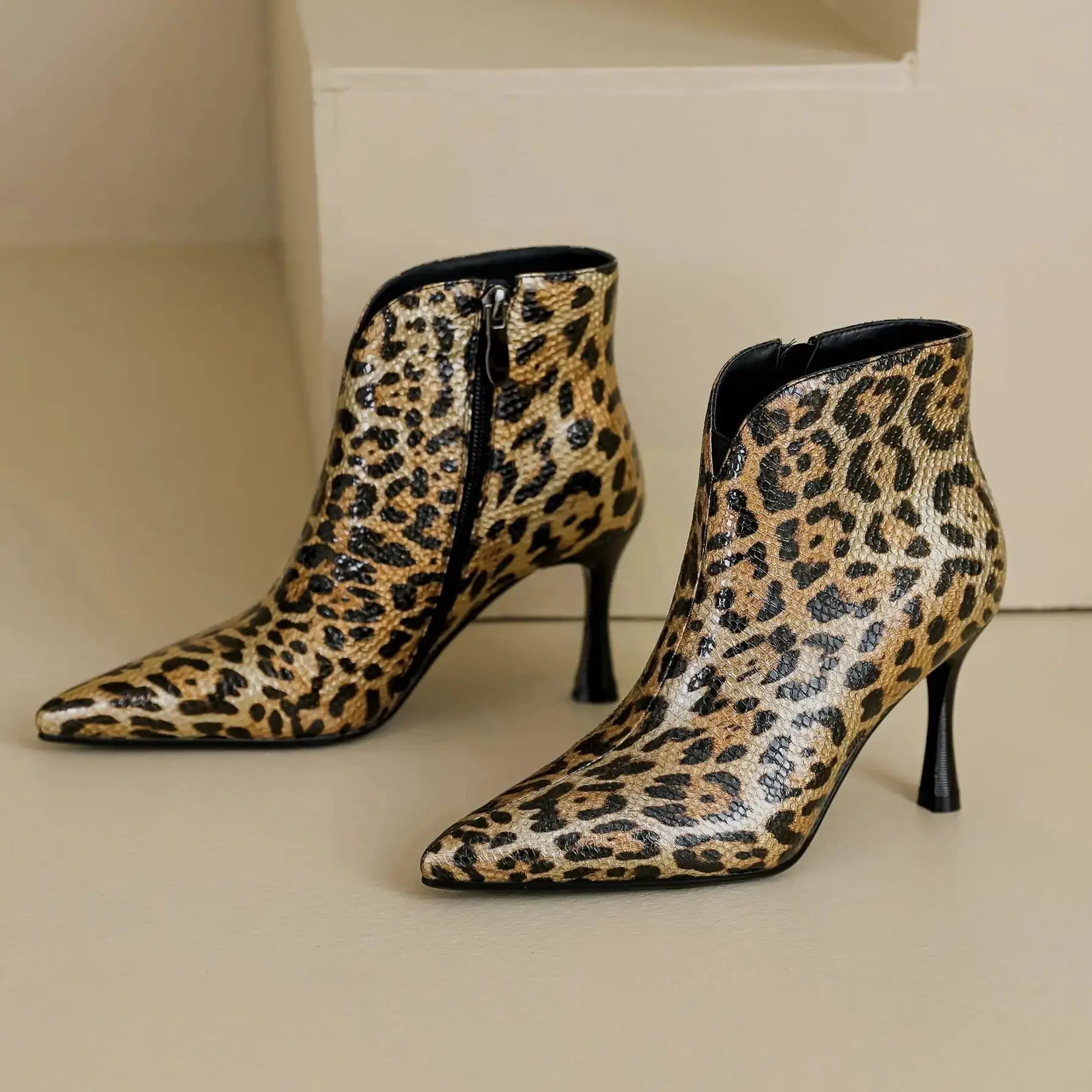 

Модные леопардовые женские короткие сапоги с овчиной, длиной до щиколотки, на тонком высоком каблуке, с острым носком