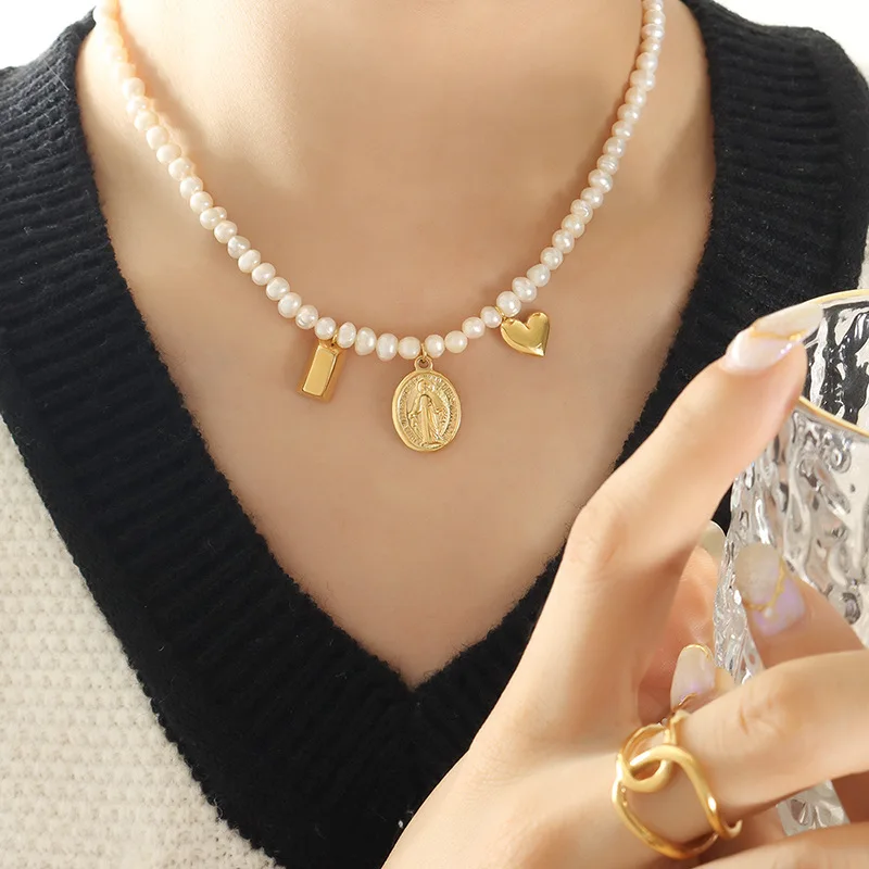 

Vintage Baroque Elliptical Necklace Portrait Brand Personality Heart Pendant Necklace Simple Versatile Jewelry