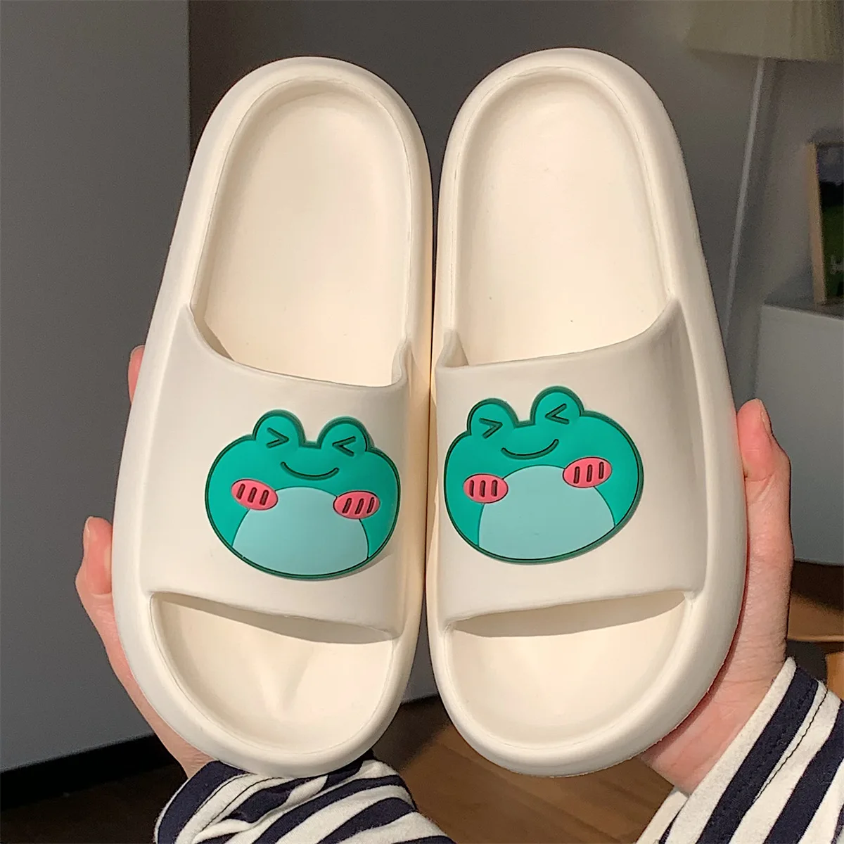 

WWABO EVA Wear Fashion Deodorant Step Excrea Feeling Cool Slippers Female Summer Home Cartoon Lovely Frog Thick Sole Slippers