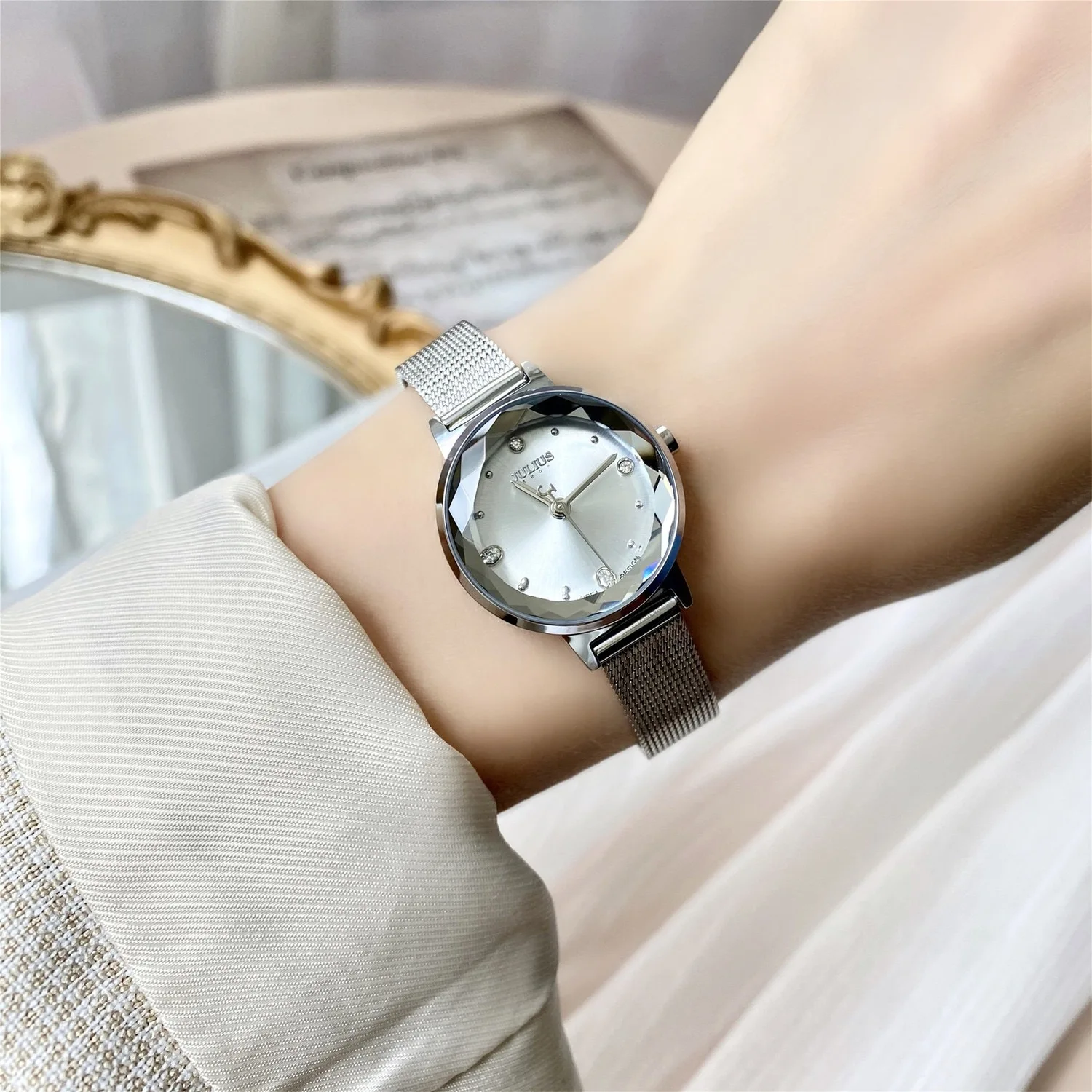 Julis Watch Lady Simple Temperament Compact Waterproof 2021 New Niche Design Light Luxury Quartz Watch Gold Watch Women Luxury enlarge