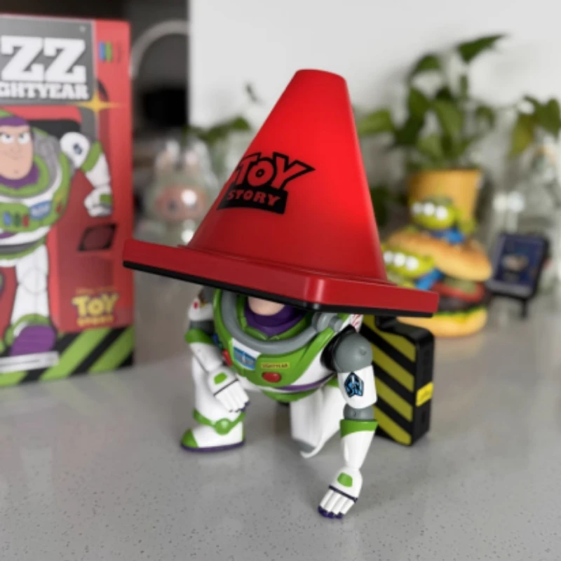 Фото Оригинальный Disney Buzz Lightyear Roadblock Light Toy Story, серия освещения, 5 часов, долговечные украшения, коллекция игрушек, рождественский подарок №3