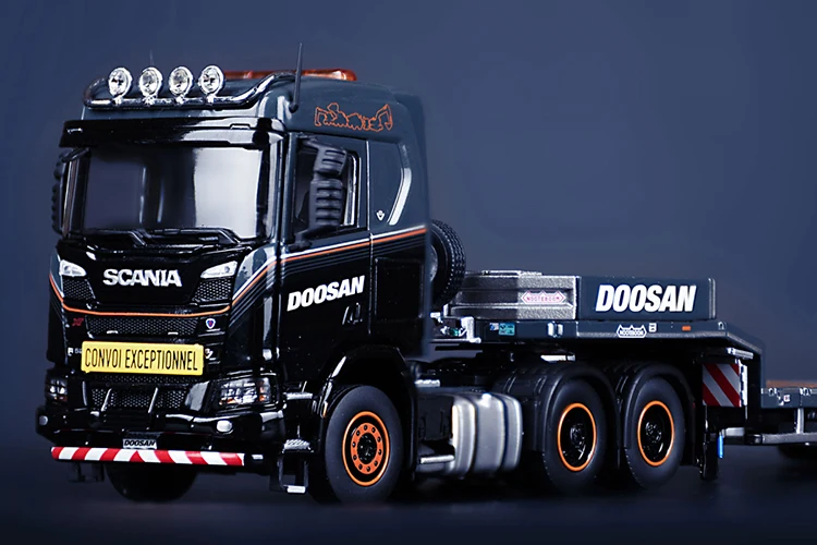 

Alloy Model IMC 1:50 Scale Scania XT6 6X4 Axle Tractor,Low Board Trailer Transport Truck Diecast Toy Model,DOOSAN 99-10109