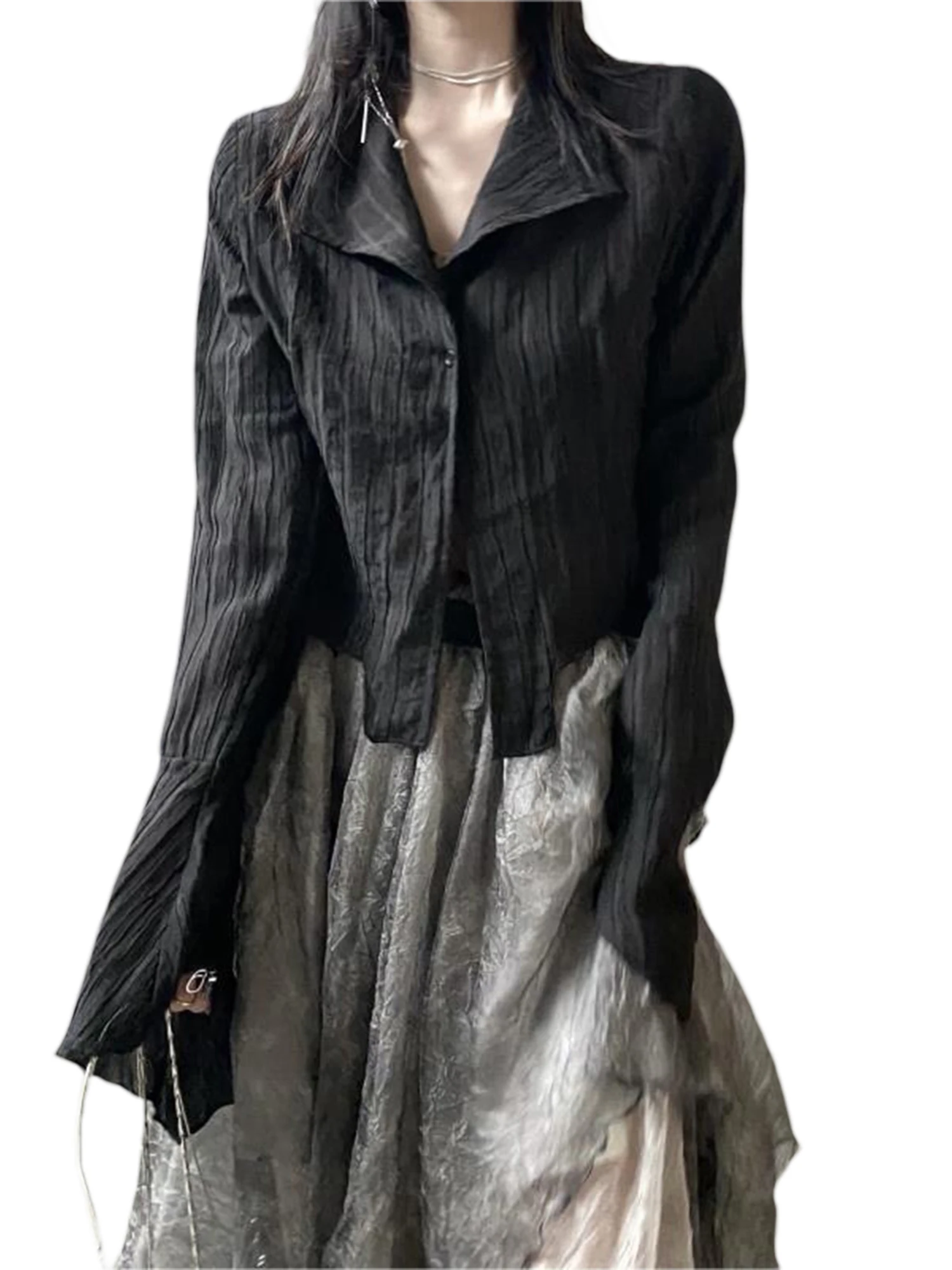 Женская модель однотонная блузка с отворотом и длинным рукавом на пуговицах