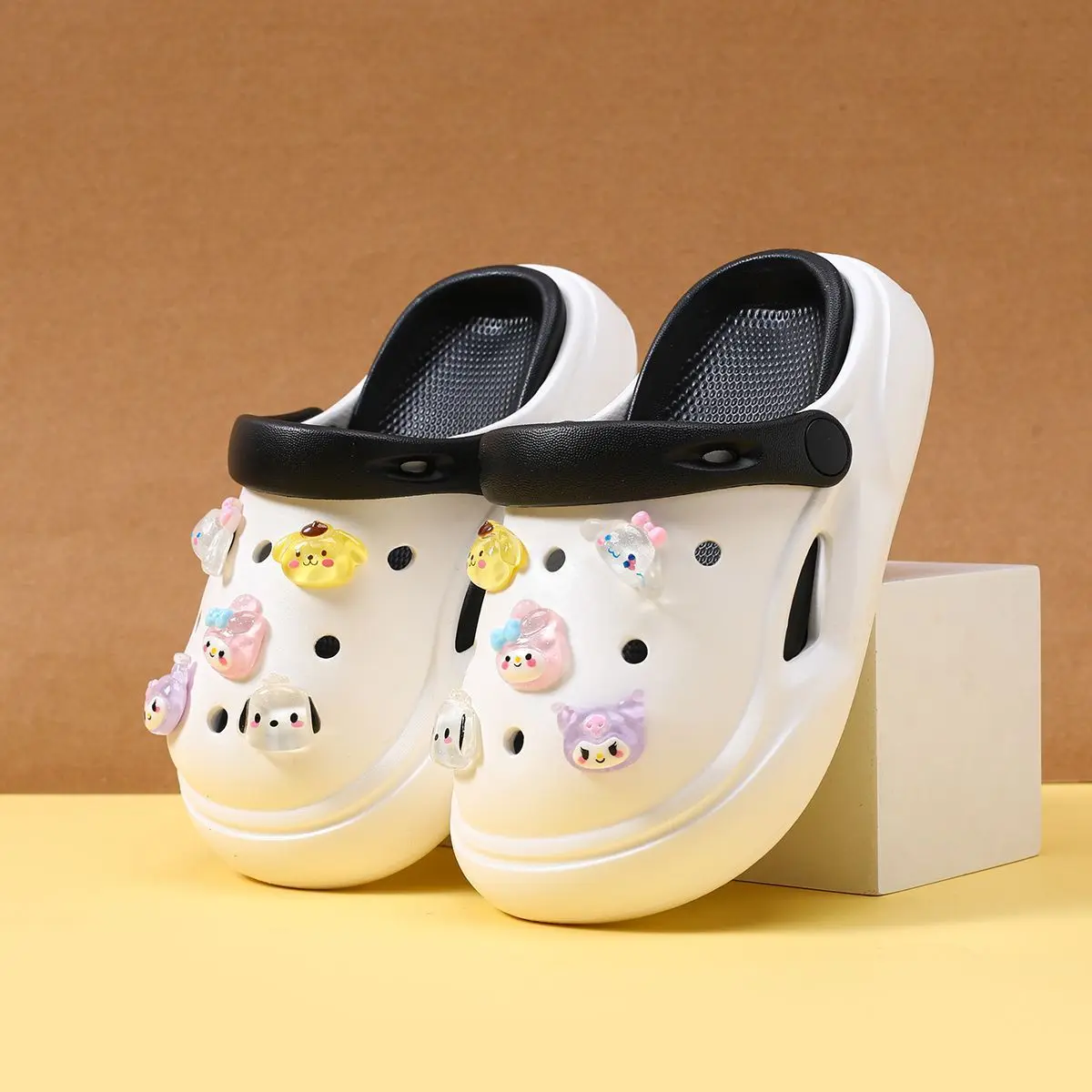 Фото Разноцветные детские сабо в стиле Sanrio, милые прозрачные сандалии с мультяшными подвесками из ЭВА для повседневных игр и прогулок на улице №1