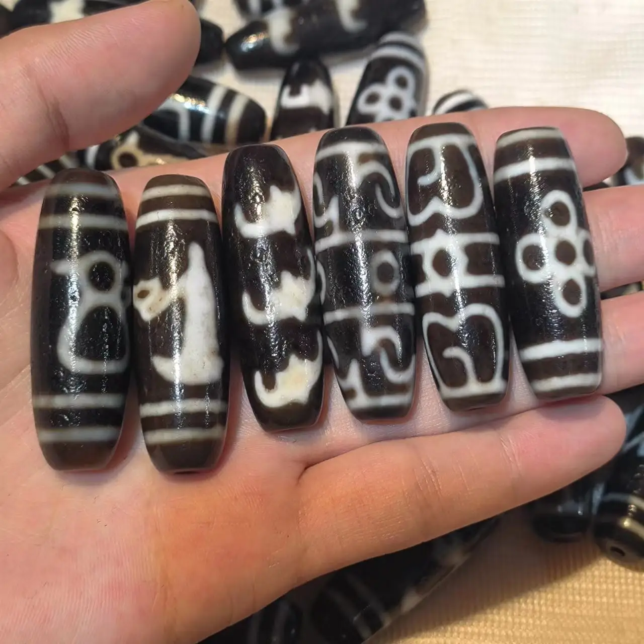 

1pcs/lot Natural Old Agate Dzi black and white weathered horseshoe high quality various patterns ancient beads rare collection