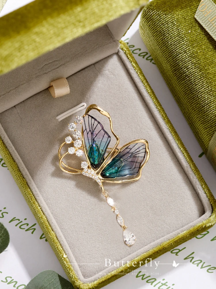 Luxury Crystal Butterfly Brooch Pearl Pendant Lapel pins for Women Girl Stylish Lapel Pins Sweater Badges Jewelry Accessories