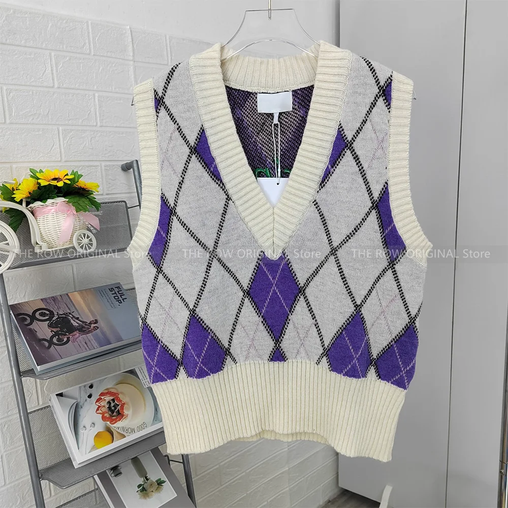 

Жилет женский в клетку без рукавов с V-образным вырезом
