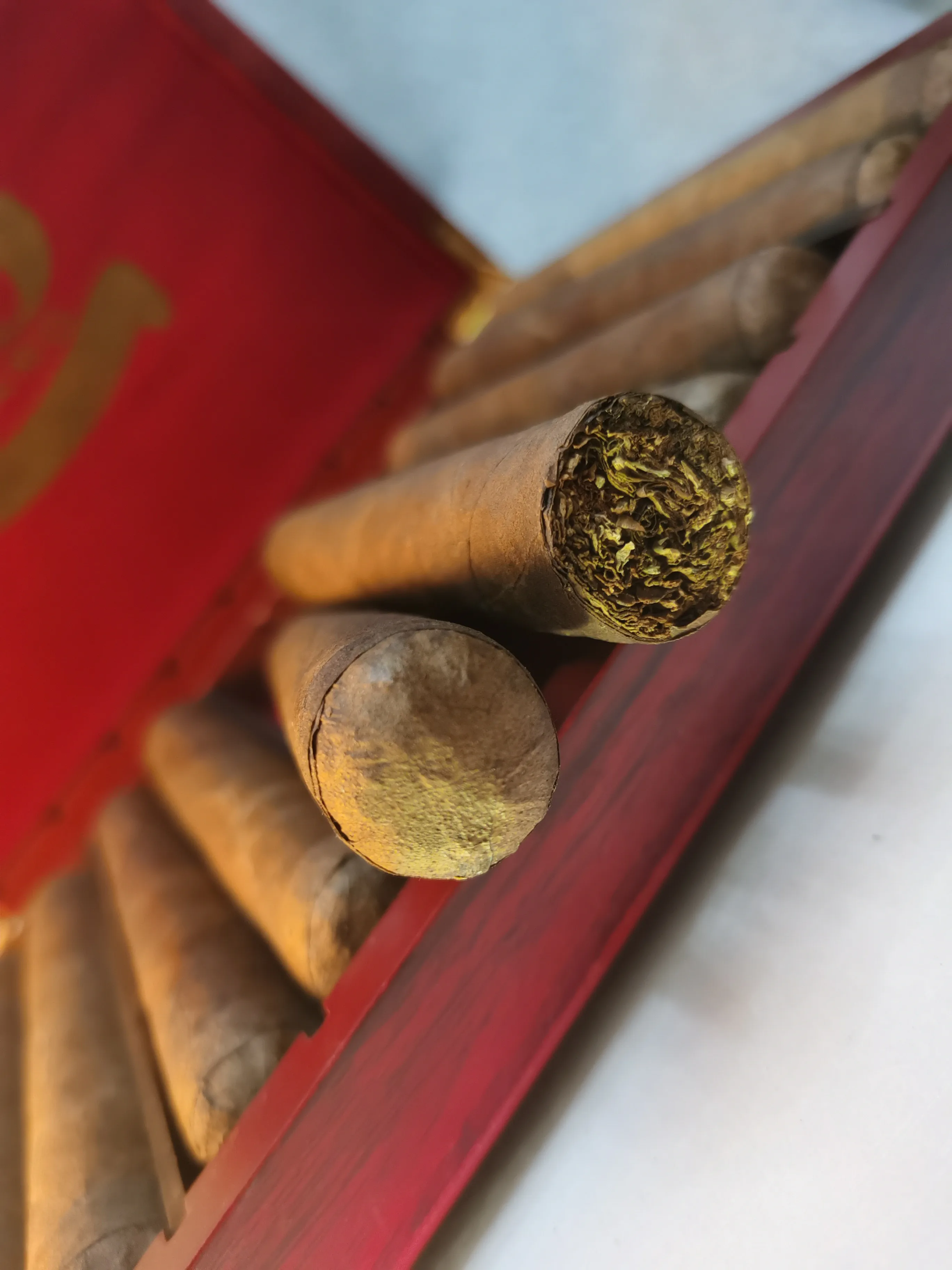 

High-quality Traditional Handmade Cigars, Exclusive To Aristocratic Temperament, Exquisite Humidor Packaging