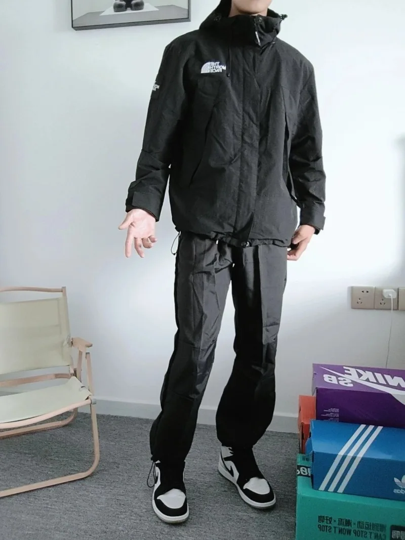 Фото Куртка The North Face MARTIS Darth Vader унисекс с капюшоном, вышитыми погонами, водонепроницаемая, ветрозащитная, для активного отдыха и походов №1
