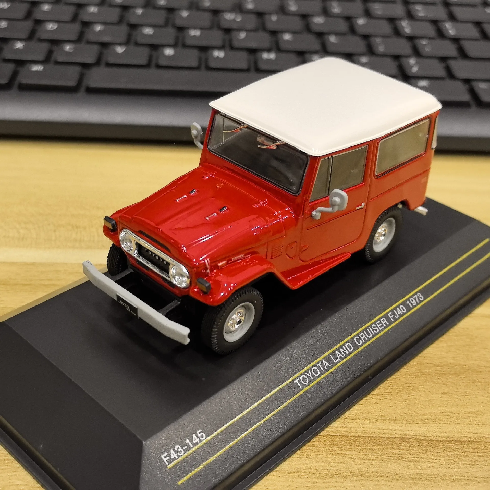 Фото Модель автомобиля TOYOTA FJ40 1973 года, масштаб 1/43, литой сплав, 2-дверная. №3