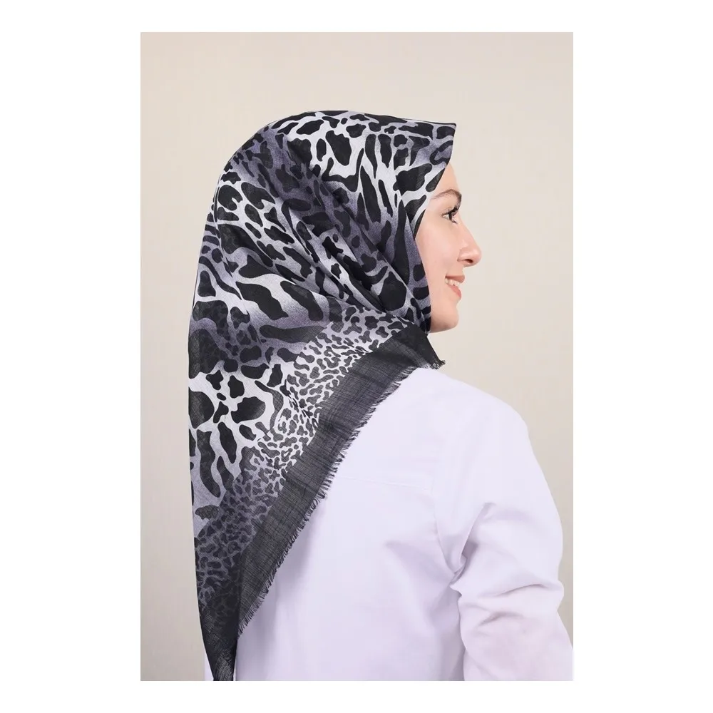 

Льняная ткань с рисунком в стиле ретро