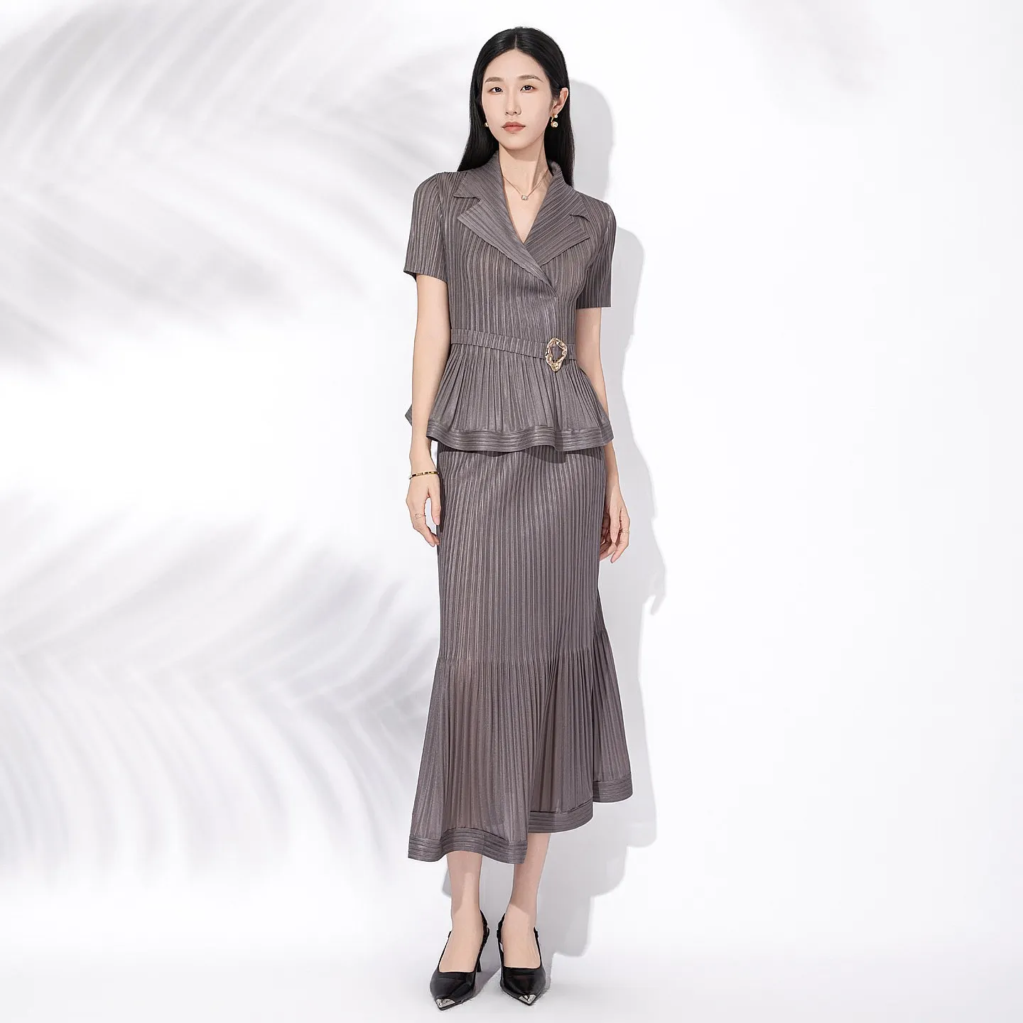Фото Костюм-двойка Fold Miyake: плиссированная юбка и элегантный топ с коротким рукавом, коричневый, повседневный, модный, приталенный, летний №4