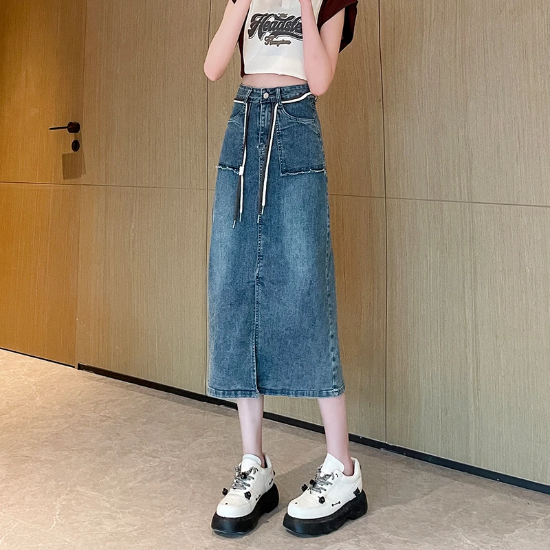 Real time photo of women's high waisted jeans retro blue casual 2023 new spring and autumn new retro mid length buttocks skirt