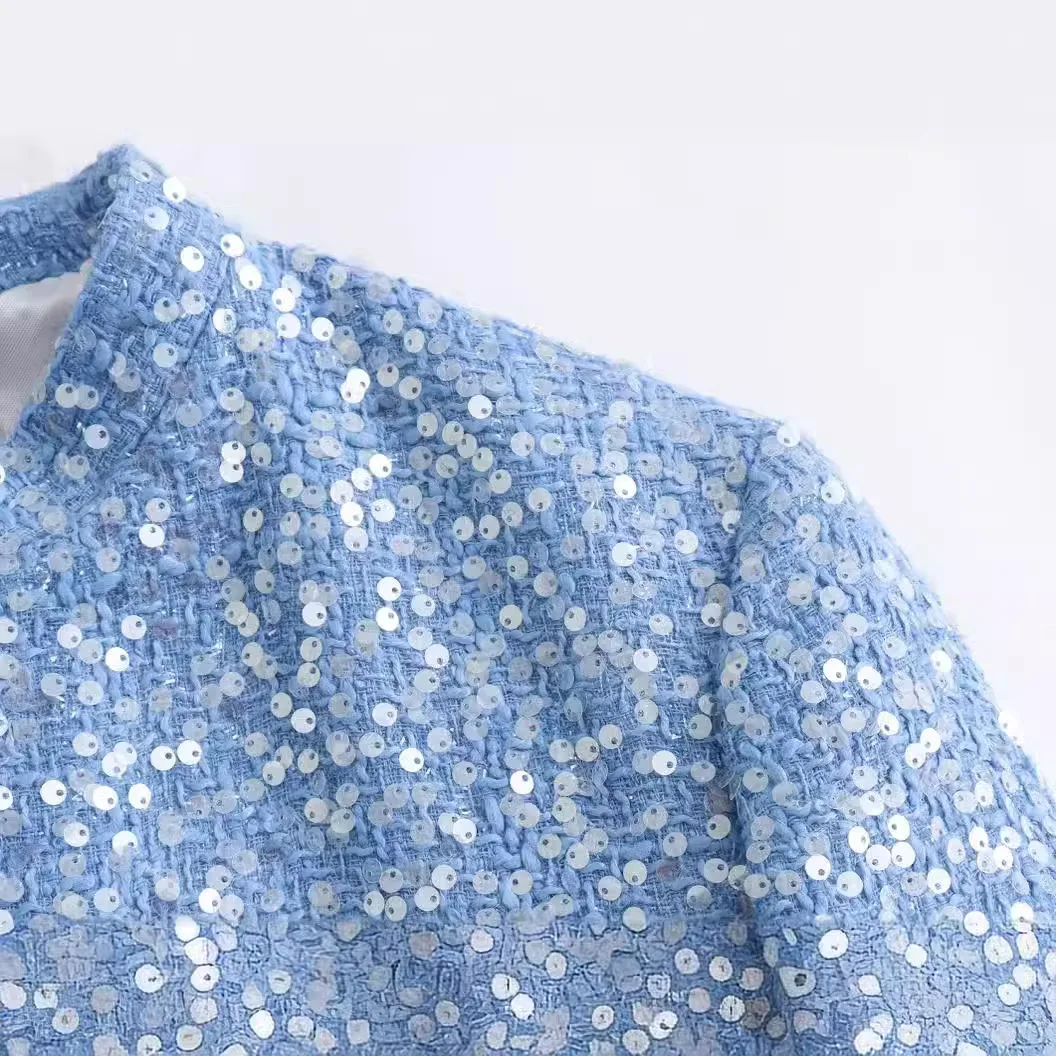 Женская короткая весенняя куртка с пайетками и аппликацией