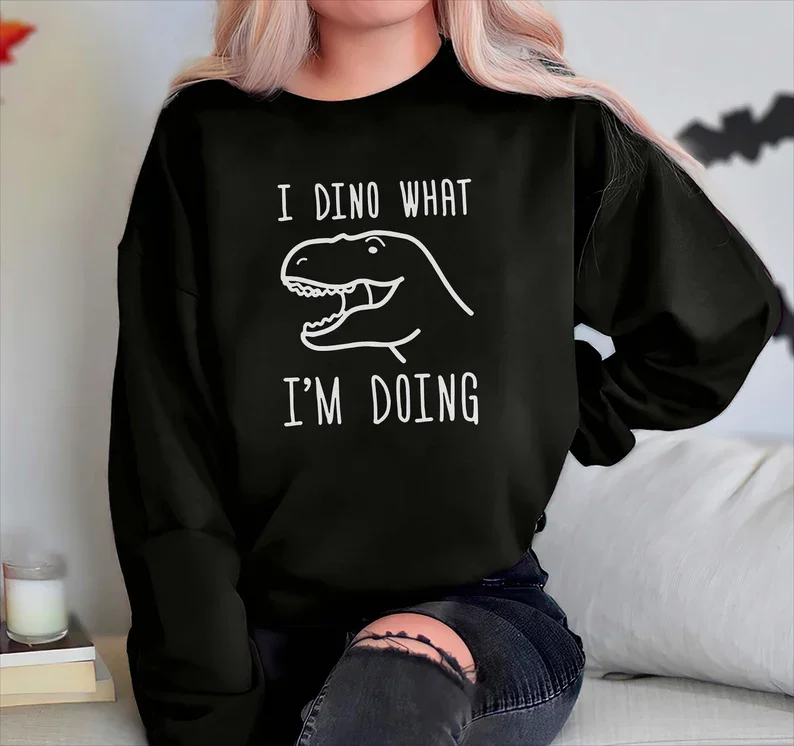 

Забавная графическая рубашка Skuggnas I Dino What I'm Doing рубашка с динозаврами подарок для подруги модный свитер унисекс подарок для нее Прямая поста...