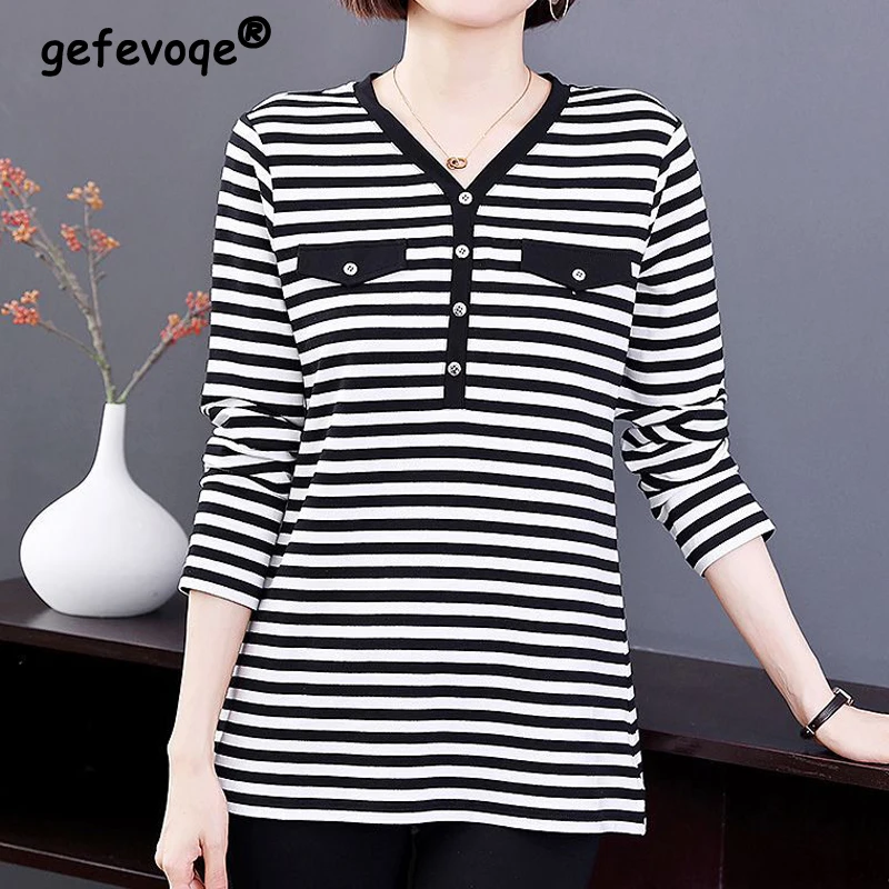 Купи Female 2022 Autumn Loose Buttons V-neck Korean Comfortable Leisure Office Lady Stripe Long sleeve bottoming shirt Popularity за 817 рублей в магазине AliExpress