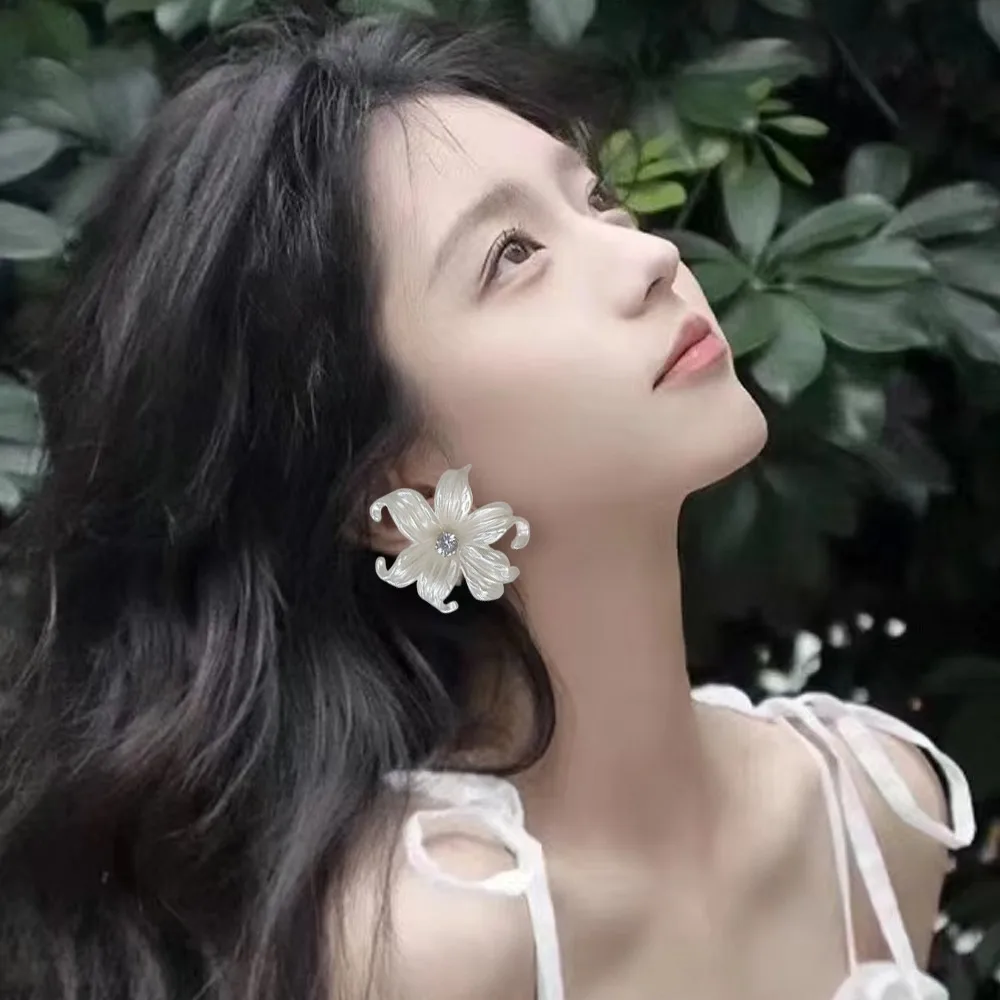 Женские серьги-гвоздики в виде цветов с белым радужным рисунком