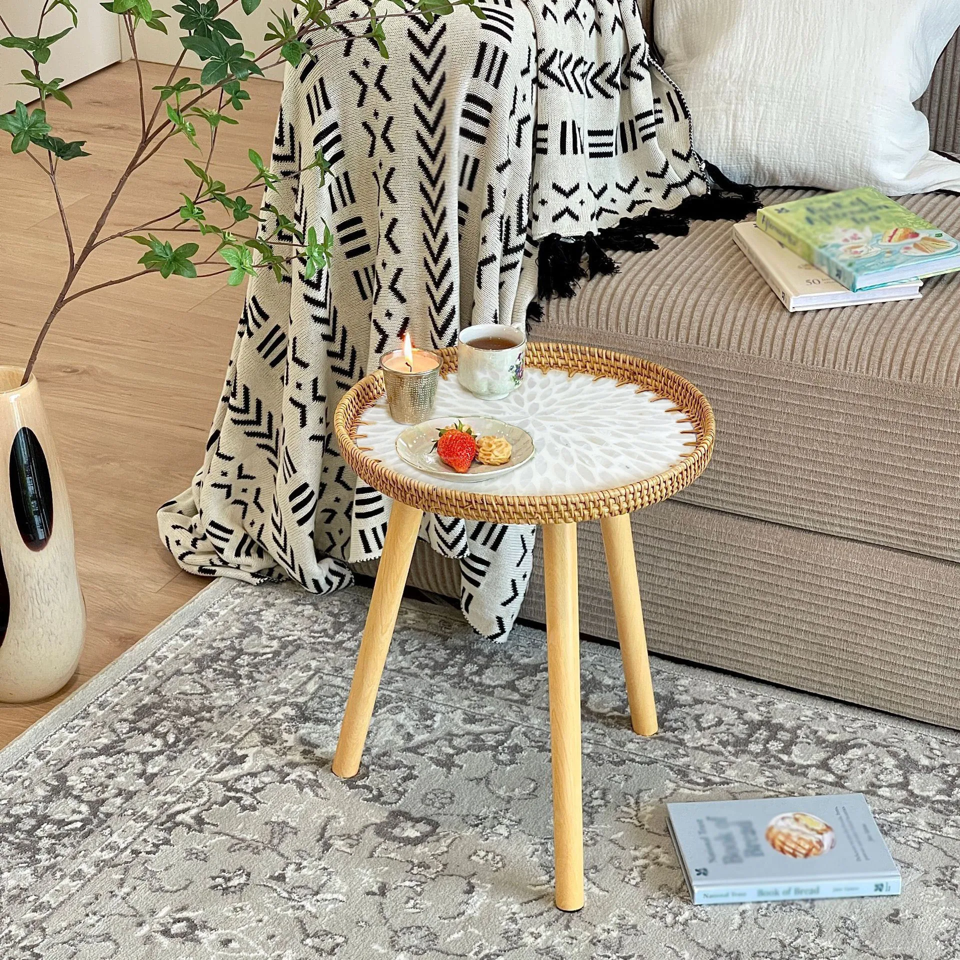 Круглый торцевой столик из ротанга приставной в стиле бохо для гостиной с