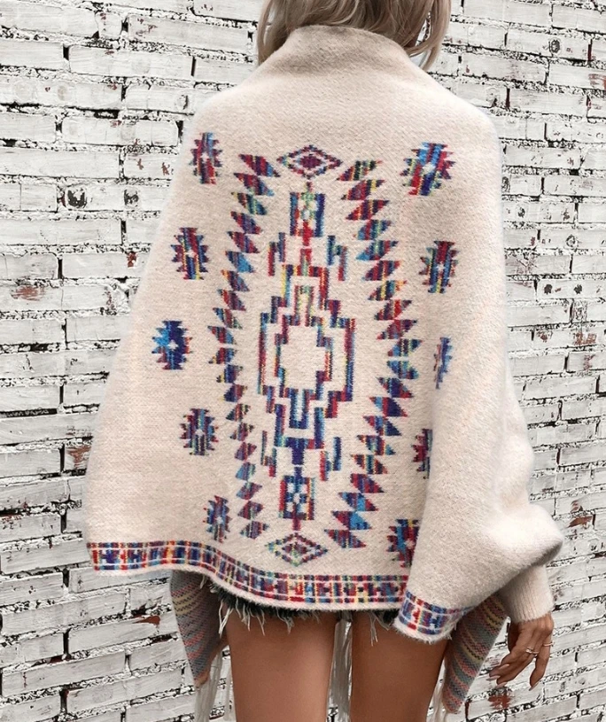 Вязаная накидка с открытой передней частью и накидкой в стиле поп-ацтекский