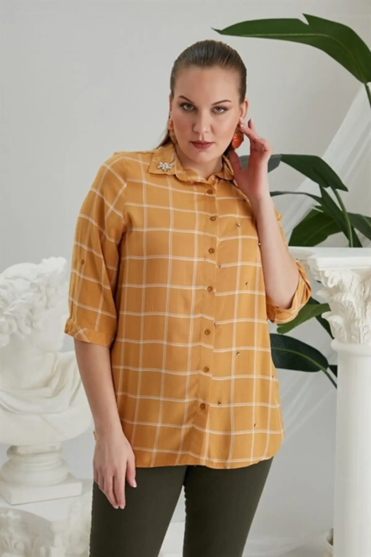 

Женская рубашка в крупную клетку, горчичного цвета
