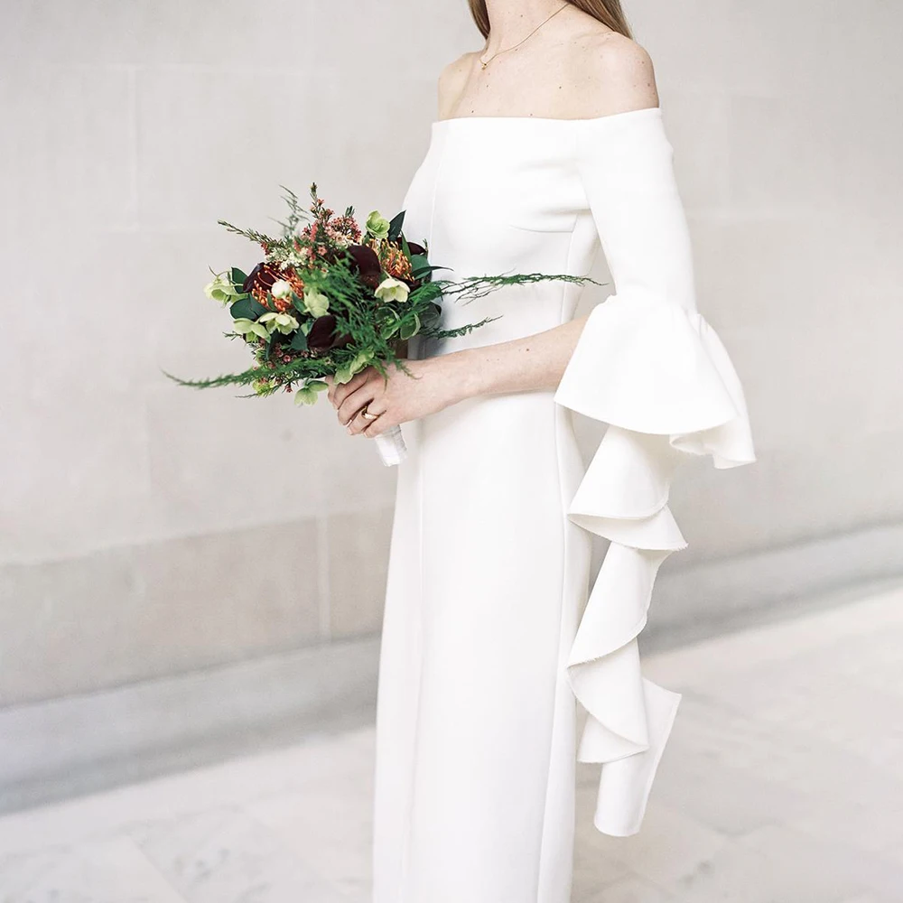 Свадебное платье из крепа длиной ниже колена с открытыми плечами по