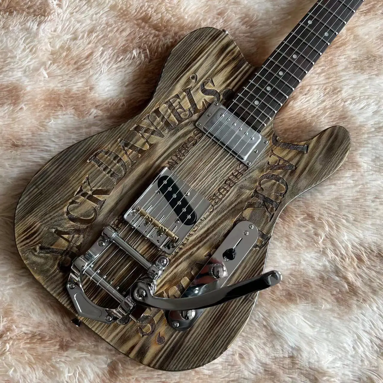 Гитара ручной работы. Электрогитары ручной работы. Crafter 12 струнная джамбо гитара. Кастом электра гитара. Бас гитара коричневая.