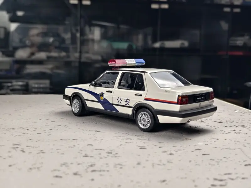 Фото Масштабная модель автомобиля VW Jetta Police 1:18 из литого металла с полностью открывающимися дверями №5