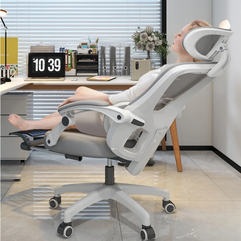 Кресло офисное эргономичное с откидывающейся спинкой и подставкой для ног