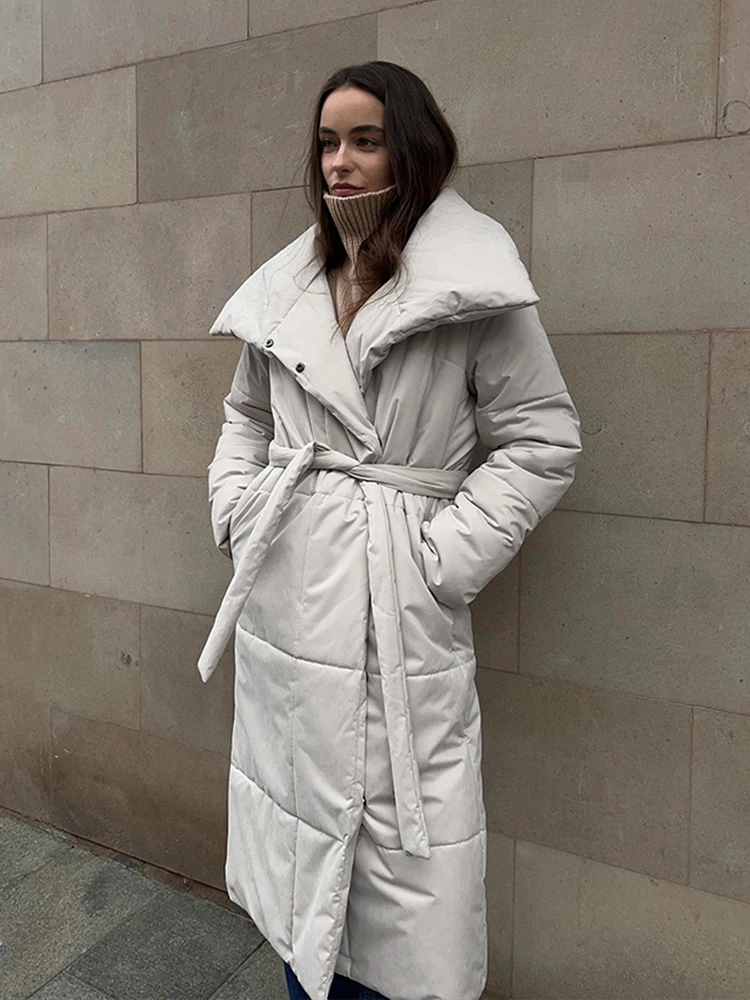 Зимняя длинная парка с воротником-стойкой и поясом