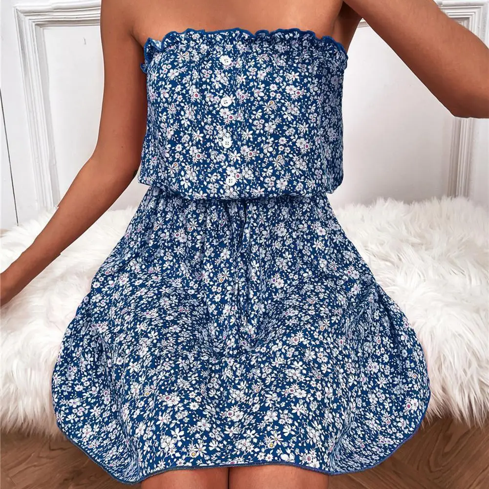 

Женское летнее мини-платье с оборками на Подоле и открытыми плечами