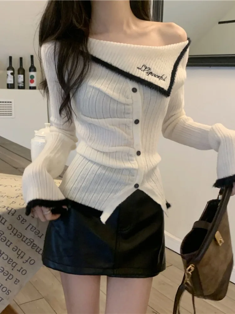 Красный свитер с воротником-лодочкой и открытыми плечами однотонный вязаный