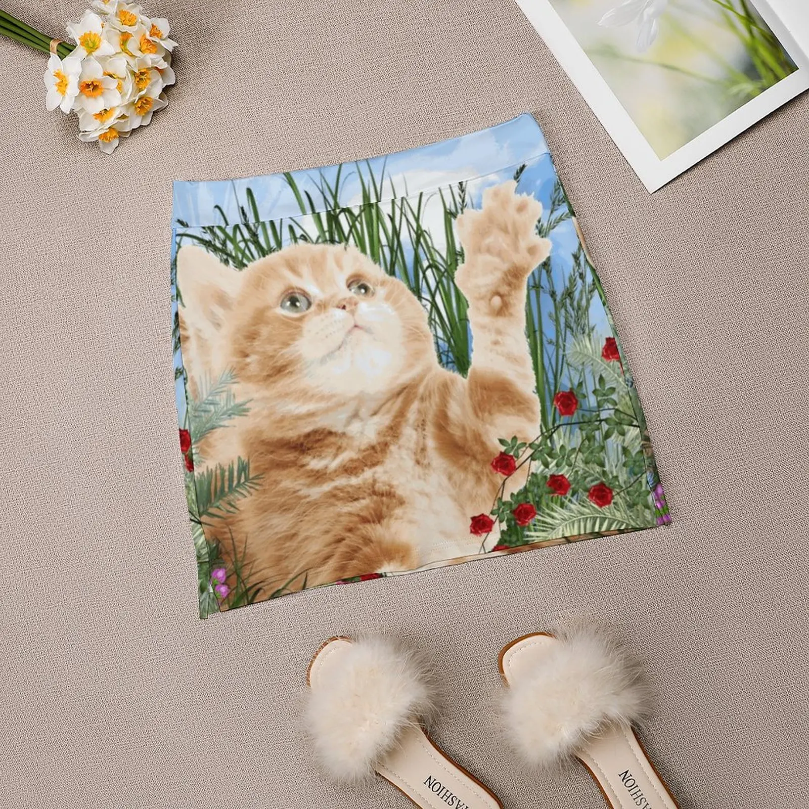 Рыжий котенок играет с женской модной спортивной юбкой карманами Теннисные юбки