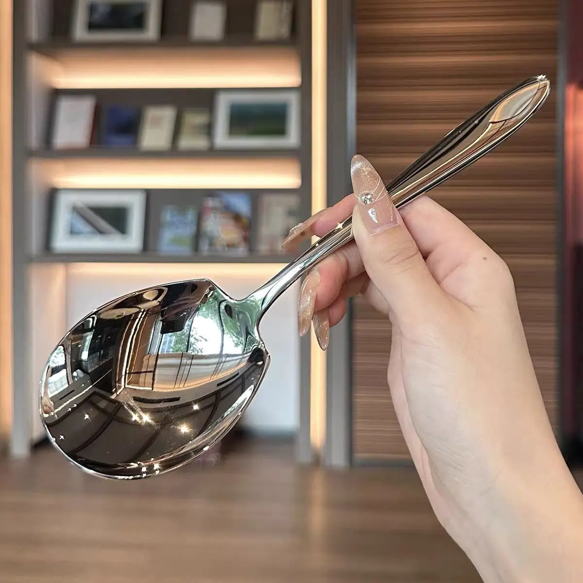 Утолщенная большая сервировочная ложка металлическая кухонная из нержавеющей