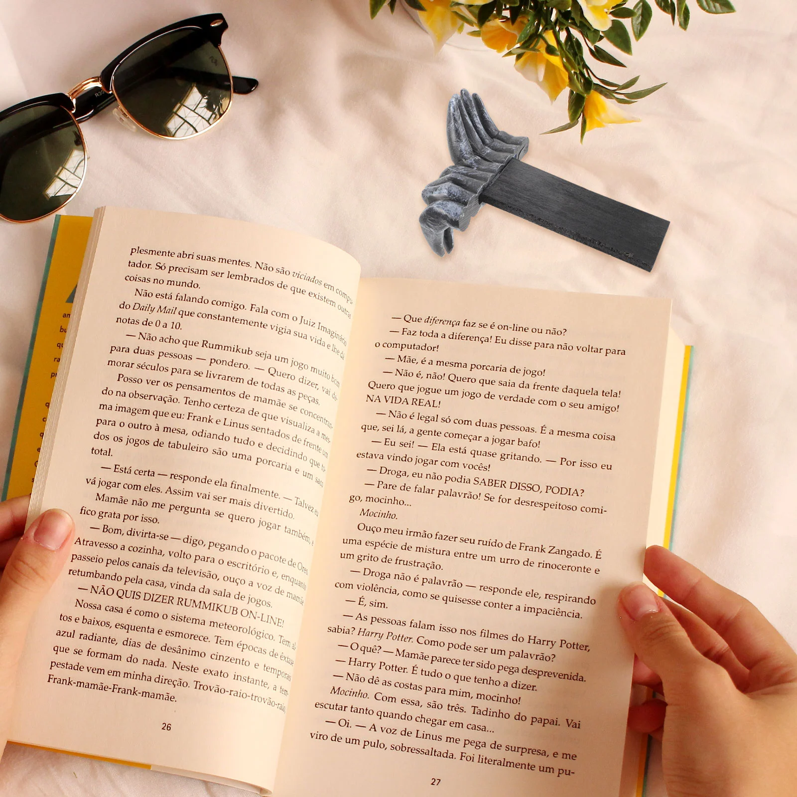 

2 Pcs Devil's Hand Bookmark 3d Reading Page Decor Marker Craft Folder Decoration