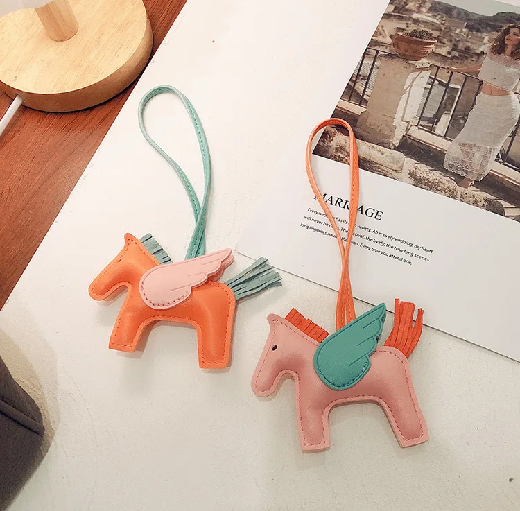 

Роскошный дизайн, милая кожаная подвеска в виде ангела, пони, сумки, креативный мультяшный аксессуар для рюкзака для мужчин и женщин, брелок ...