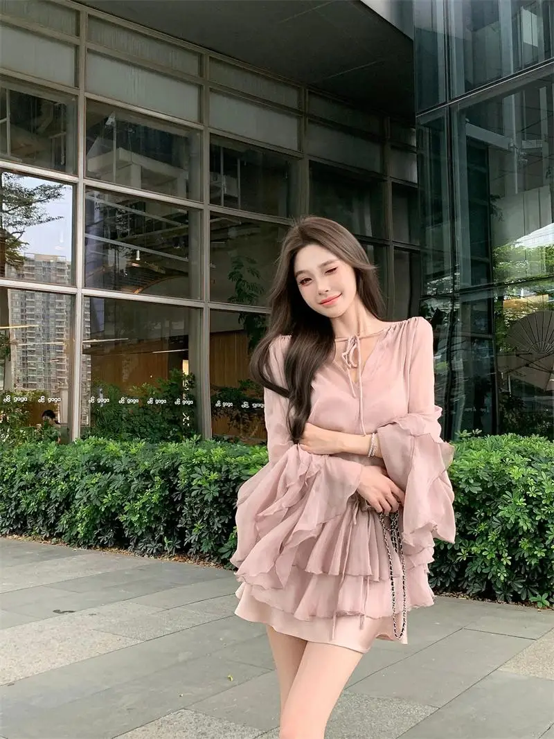 Розовое платье с v-образным вырезом и оборками длинными рукавами женское осеннее