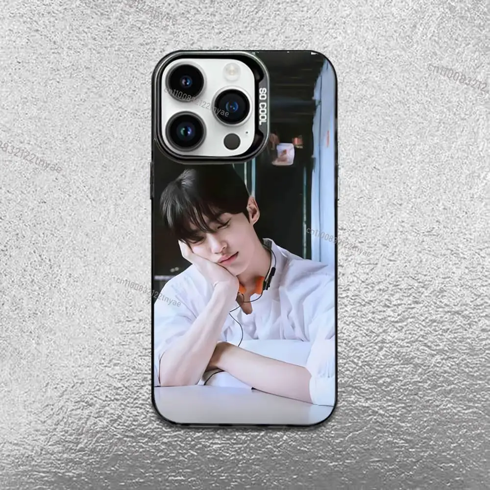 Фото Чехол B-byeon Wooseok для iPhone 17, 16, Pro, Max, e, 15, 14, Plus, 13, 12, Mini, 11, матовый, цветной, серебристый, люксовый №3