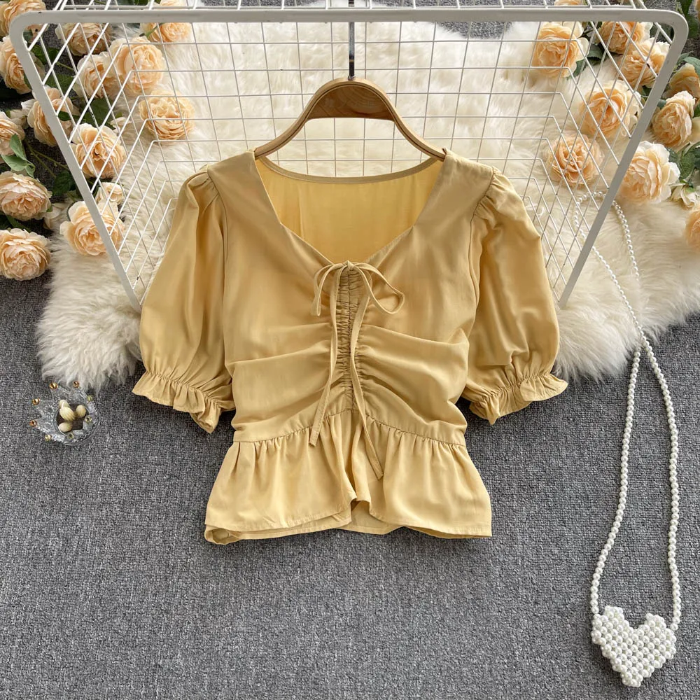 

Женский короткий топ с V-образным вырезом и высокой талией