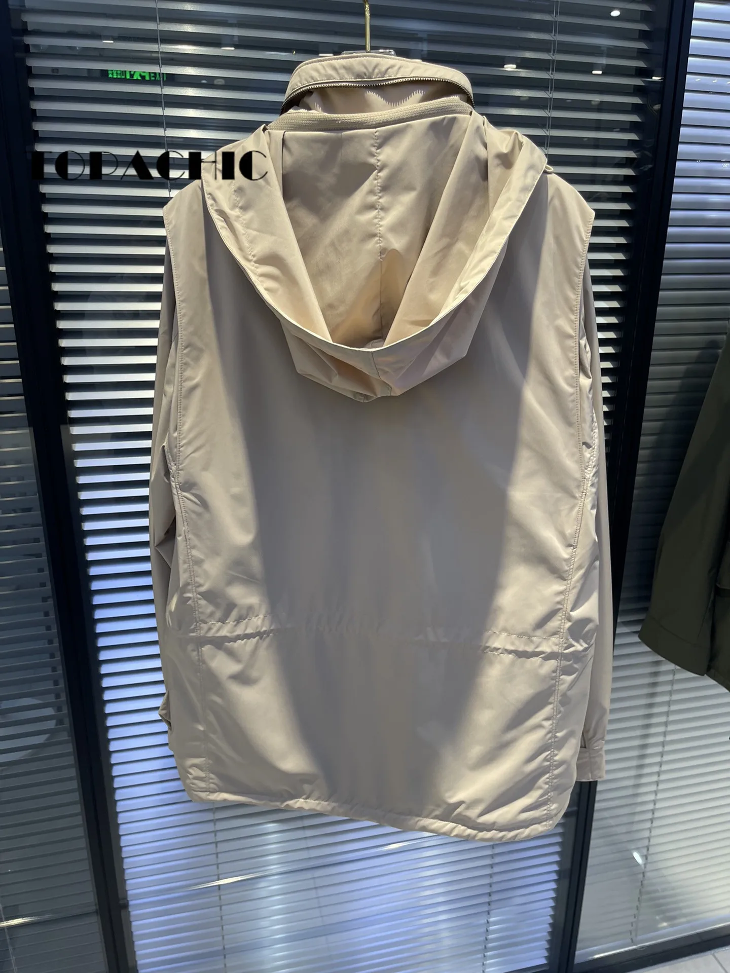 Рисунок 4 - Классический тренчкот TOPACHIC с капюшоном