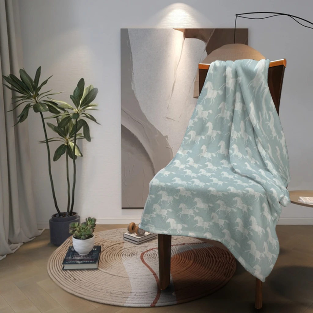 Штамповочные дикие лошади - кремовое на светло-голубом пушистое детское одеяло