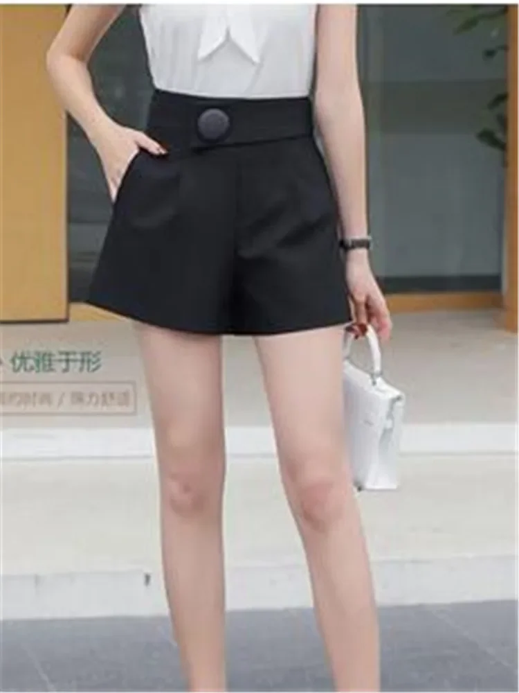 Рисунок 6 - Женские шорты на пуговицах