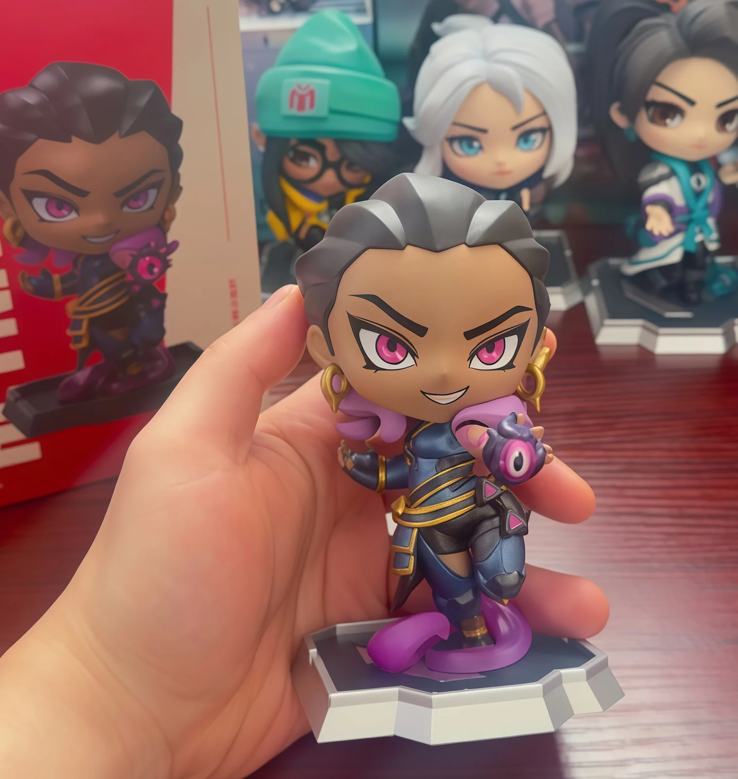 Фото Коллекционная фигурка Valorant Chibi Reyna, игровая атрибутика, ПВХ-фигурка, украшение для рабочего стола, для взрослых фанатов игр, для коллекции и демонстрации №2