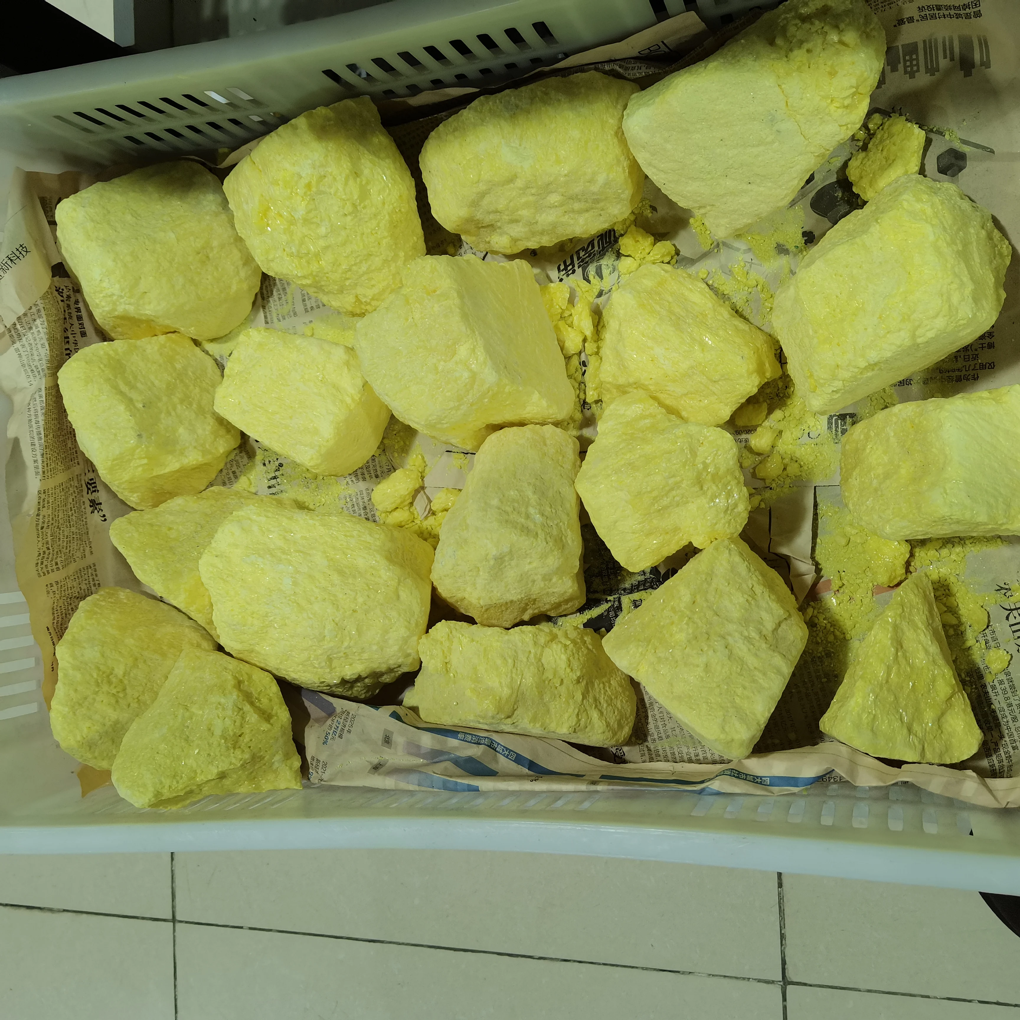 Сера горная порода. Sulfur in rock. Сера менделеева. Сера самородок. Самородная ромбическая сера.